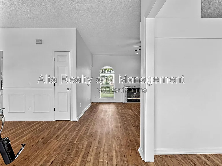 8426 Country Bend Cir W — Photo 5