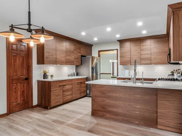 2020 Deer Lodge Dr, Fort Wayne, IN 46818