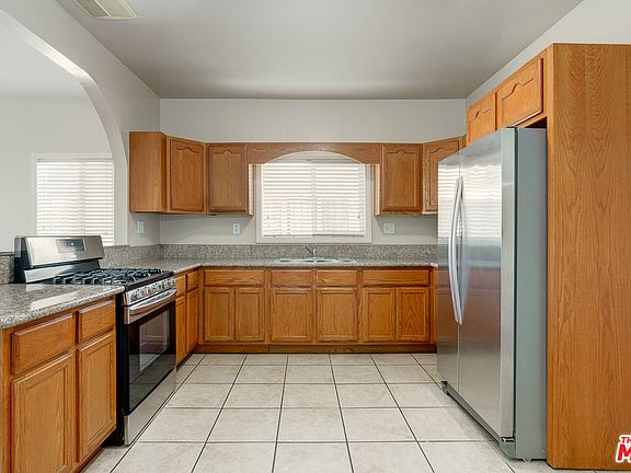 4th image of 3028 Edgehill Dr