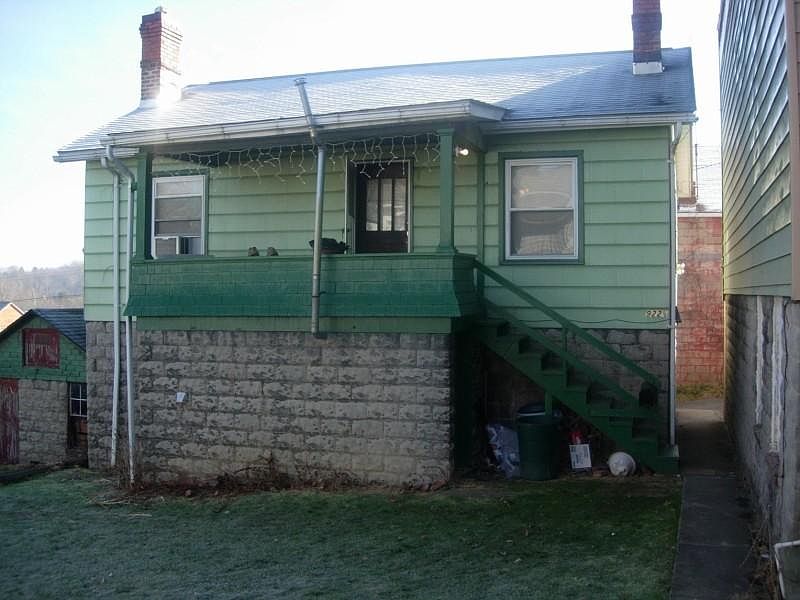 1st image of 922 1/2 Gaston Ave