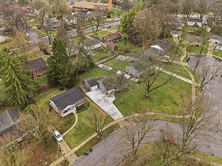 831 Loyola Dr — Photo 48