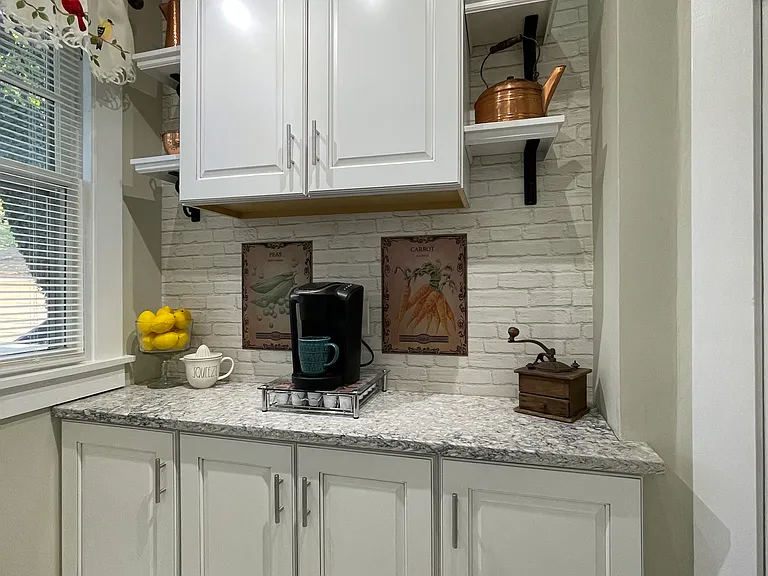 2211 SW Kenilworth Ct — Photo 3