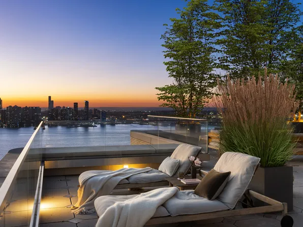 110 Charlton Street image 16 of 21