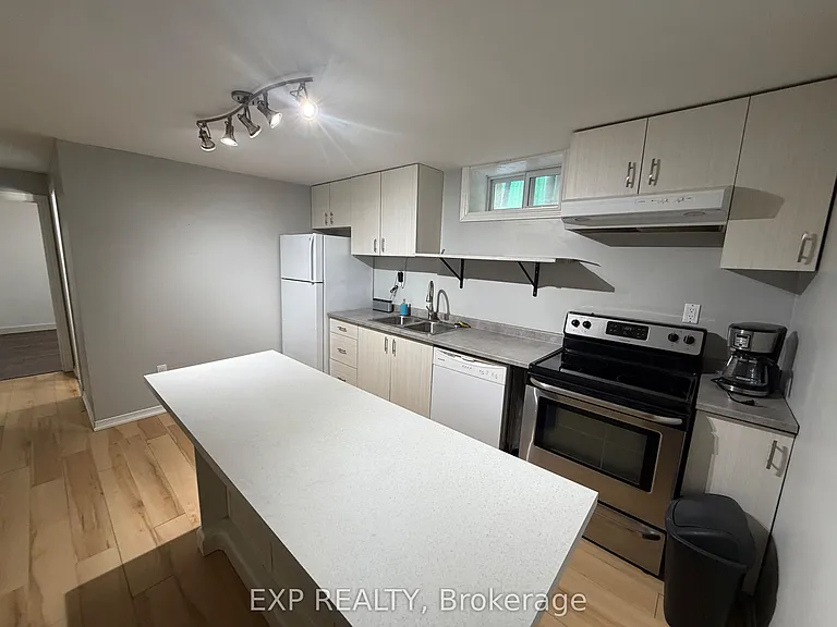 73 Roxborough Rd #LOWER — Photo 6