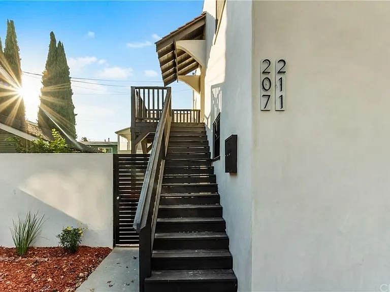 211 N Loma Ave — Photo 2