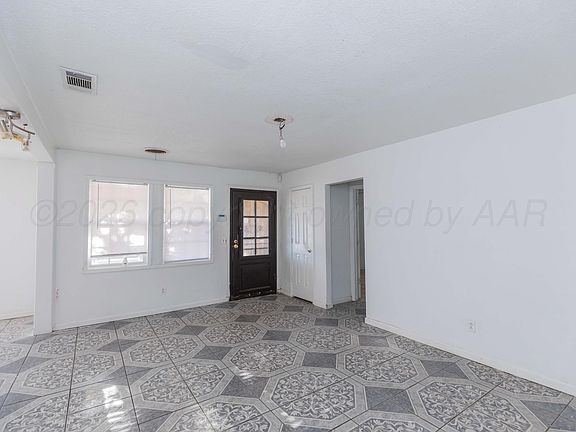 3rd image of 2033 Iris St