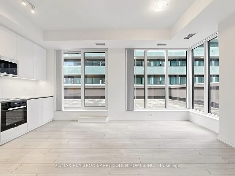 400 King St W #823 — Photo 12