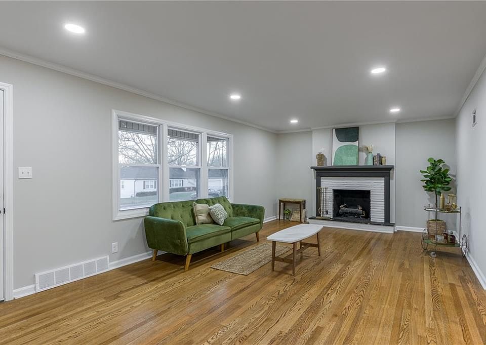 1st image of 904 W 97th Ter