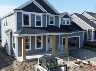 1026 Ridgeway Dr, Pewaukee, WI 53072