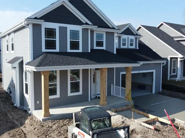 1026 Ridgeway DRIVE, Pewaukee, WI 53072