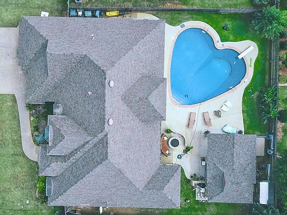 3rd image of 1212 Camelot Dr