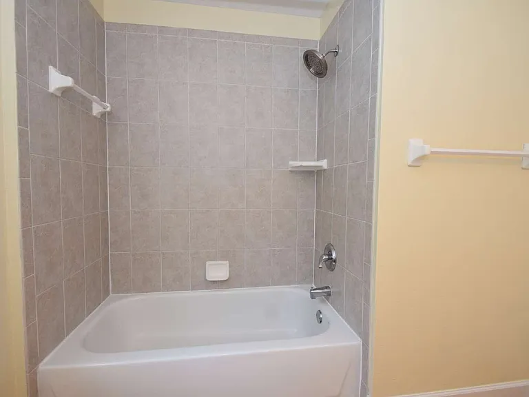1216 Hampstead Ln — Photo 33