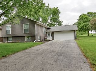 1802 Driftwood Ln NE, Cedar Rapids, IA 52402