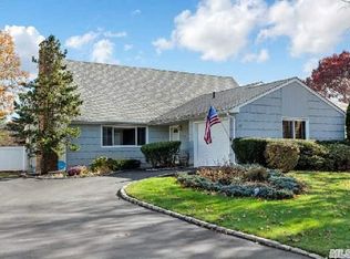 33 Arcadia Dr, Dix Hills, NY 11746