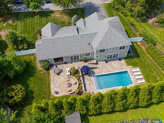 2nd image of 4 Hummingbird Rd