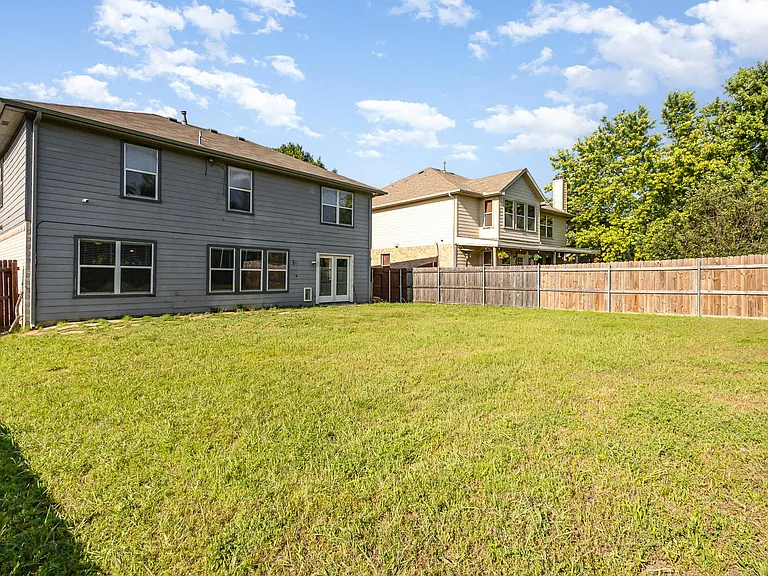 1121 Charlotte Dr — Photo 5
