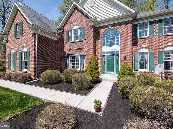 3rd image of 4 Roosevelt Cir
