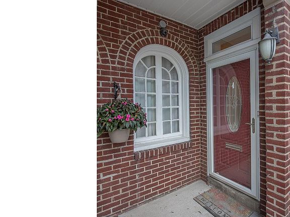 2nd image of 4922 Pine St