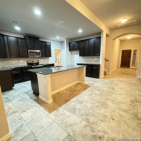 5 bed, 3.0 bath, 2861 sqft, $2,600 — Photo 3