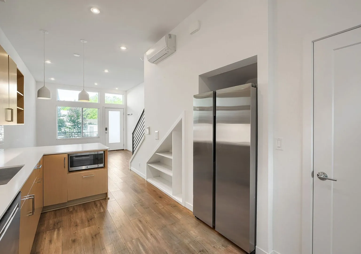 Stunning 2bed/2bath Townhome in Convenient Seattle Location! — Photo 3