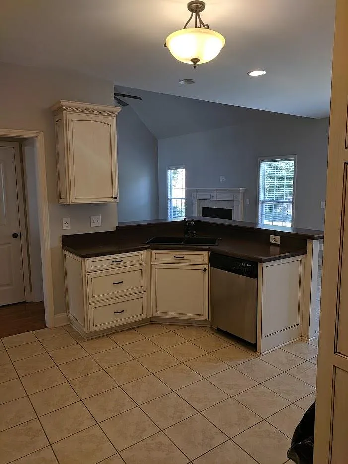 3 bed, 2.5 bath, 2347 sqft, $2,550 — Photo 3