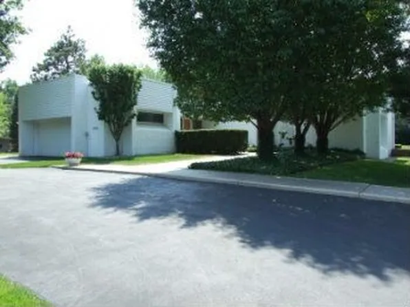 2770 Warner Dr, West Bloomfield, MI 48324