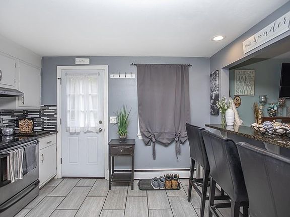 5th image of 415 Auburn St