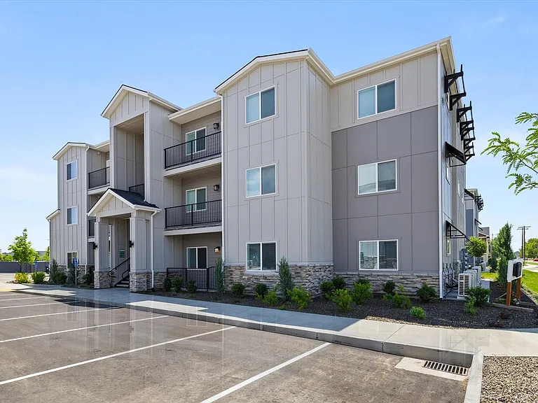 Shamrock Apartments — Photo 21
