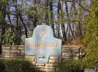 38 Willow Ridge Dr, Smithtown, NY 11787