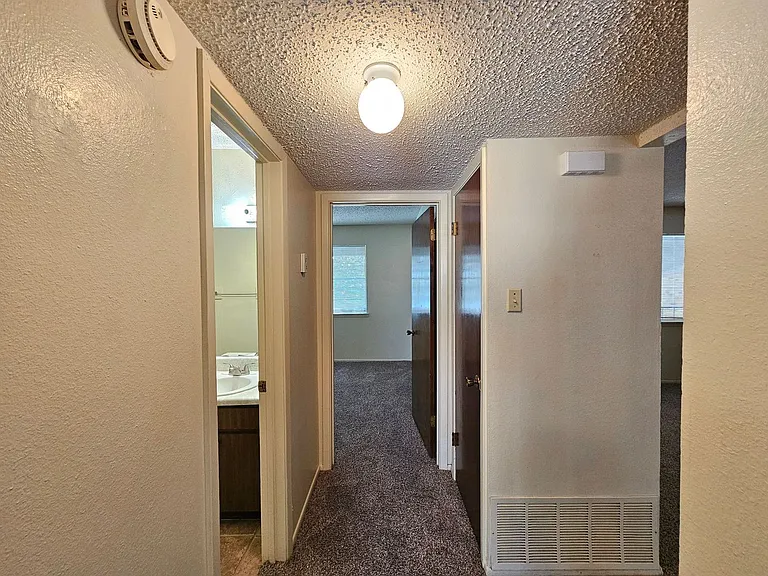 206 W Mockingbird Ln #D — Photo 14