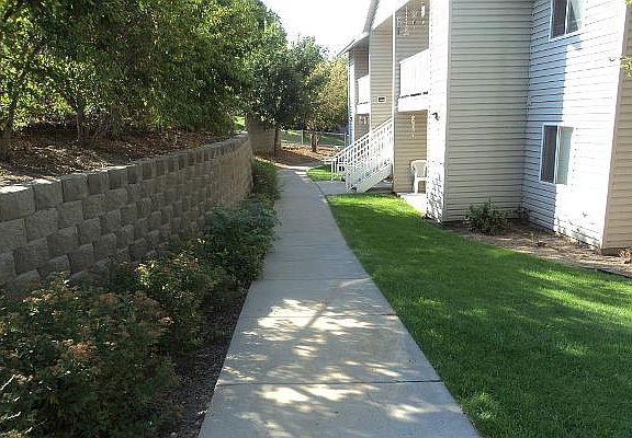3rd image of 696 SW 30th St #18459619
