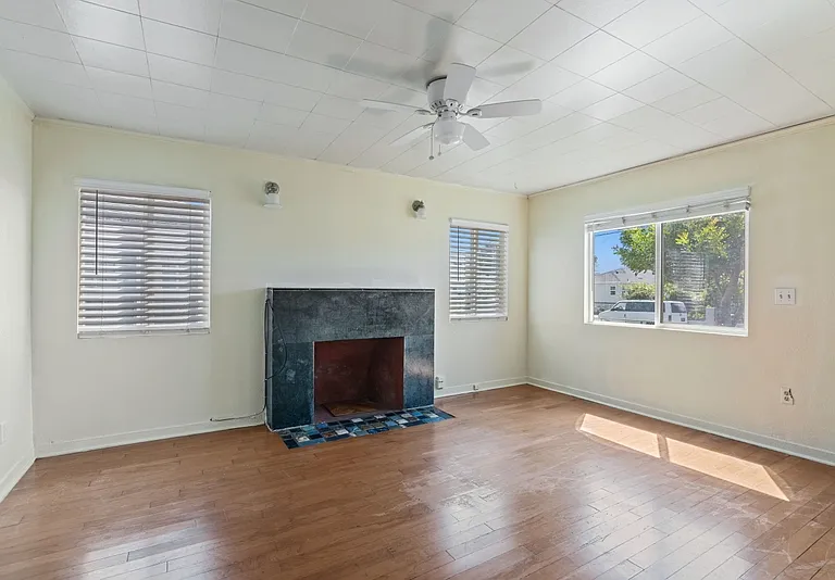 11012 S Eastwood Ave — Photo 2