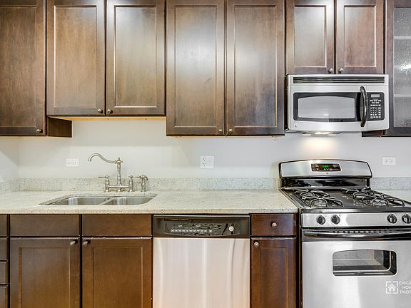 4th image of 632 Hinman Ave #40
