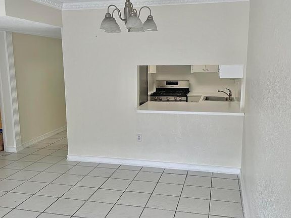 4th image of 1300 W 47th Pl APT 224