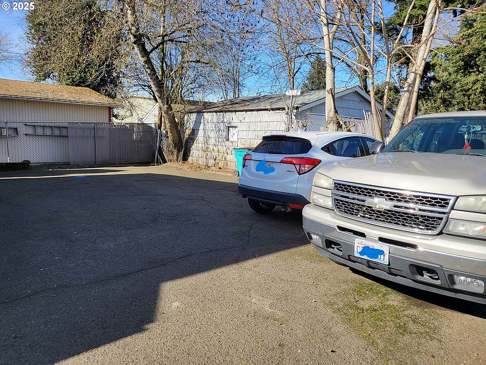 2nd image of 2612 E 8th St
