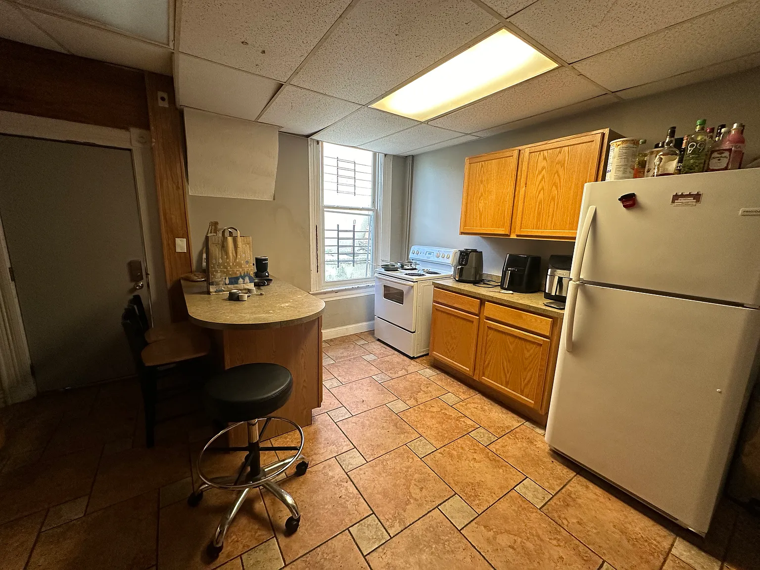 5 bed, 2.5 bath, 2301 sqft, $3,495 — Photo 3