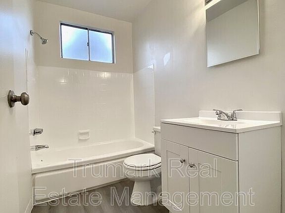 5th image of 585 E Washington Blvd #11