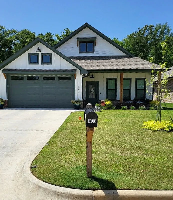1683 Alamo Crossing — Photo 1