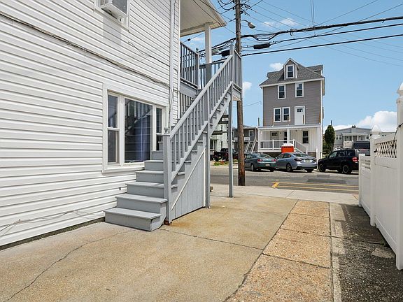 3rd image of 148 E Burke Ave Unit 3