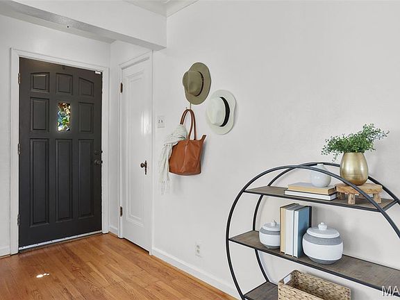 3rd image of 5831 Rhodes Ave