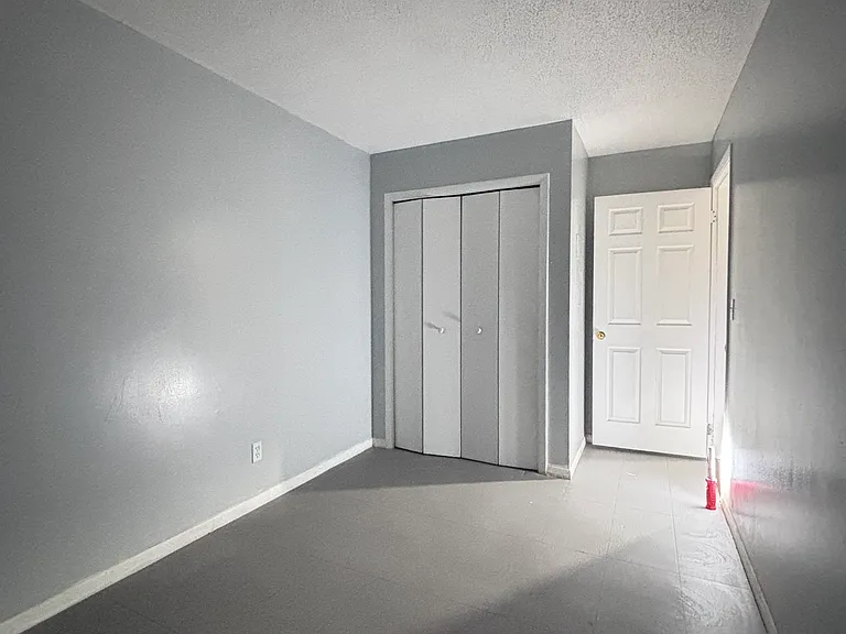 Tiffany St — Photo 14