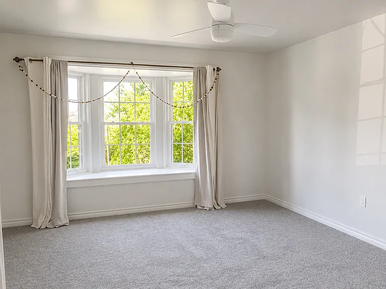 Upstairs ensuite bedroom w/ bay window