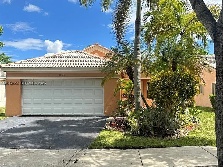 4025 Pine Ridge Ln — Photo 2