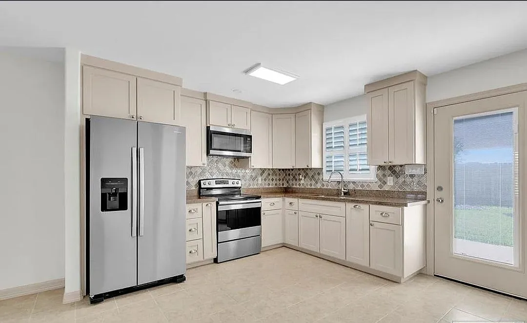 3 bed, 2.0 bath, 1045 sqft, $2,200 — Photo 3