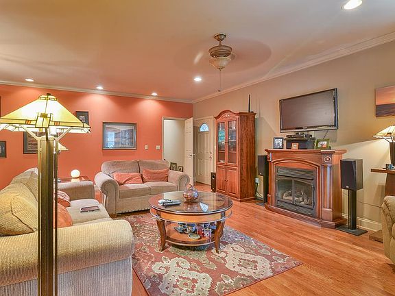 3rd image of 125 Mountain Laurel Ct