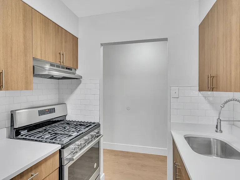 Lancaster Court Apartments — Photo 4