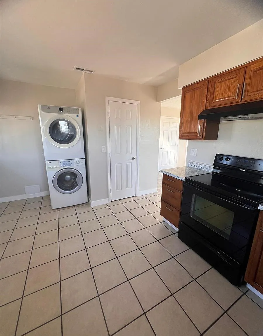 2 bed, 1.0 bath, 912 sqft, $1,650 — Photo 2