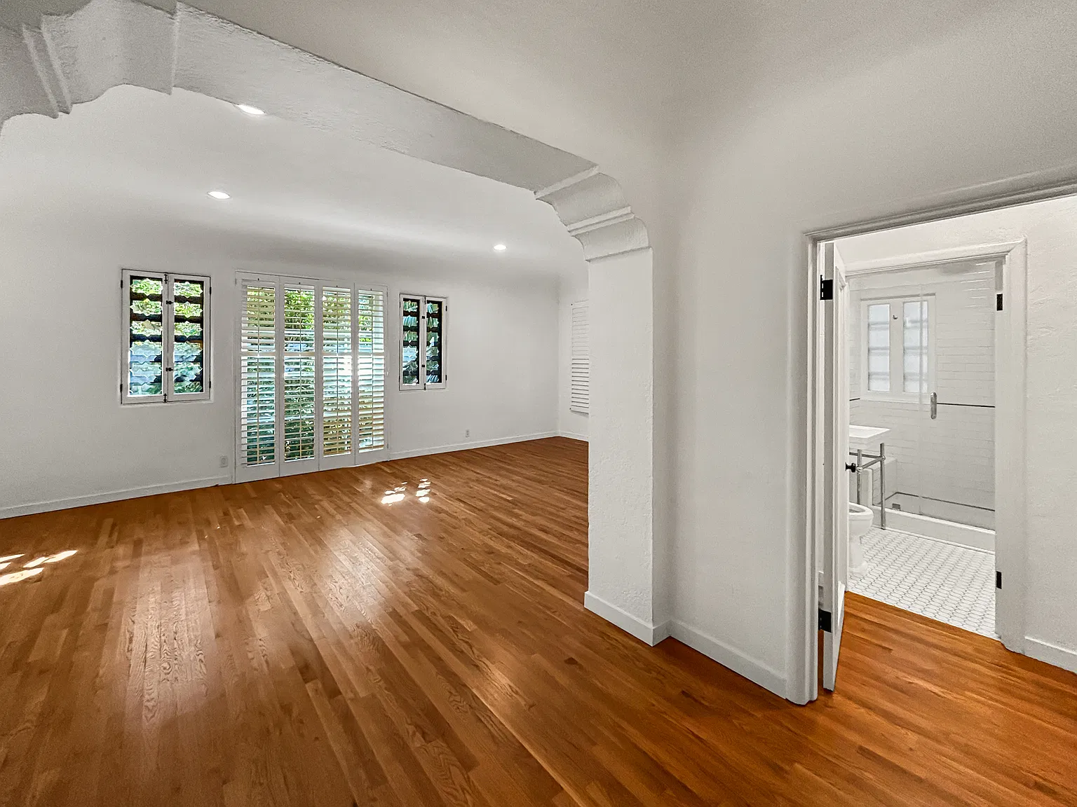 1 bed, 1050 sqft, $4,045 — Photo 2
