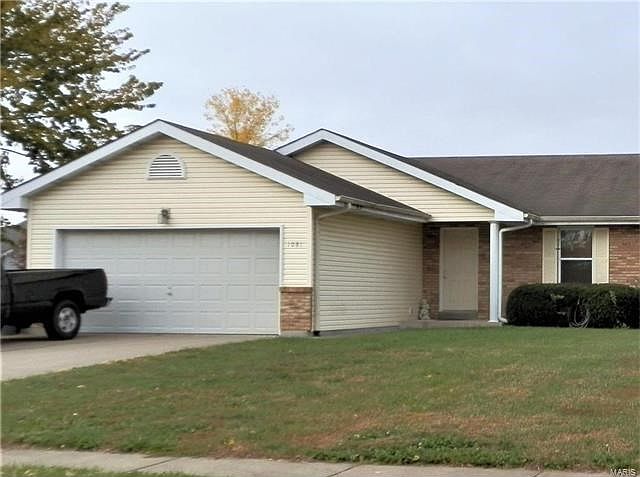 1081 Saint Matthew - 1/2 duplex with partial brick, vinyl siding & new roof (11/2017)