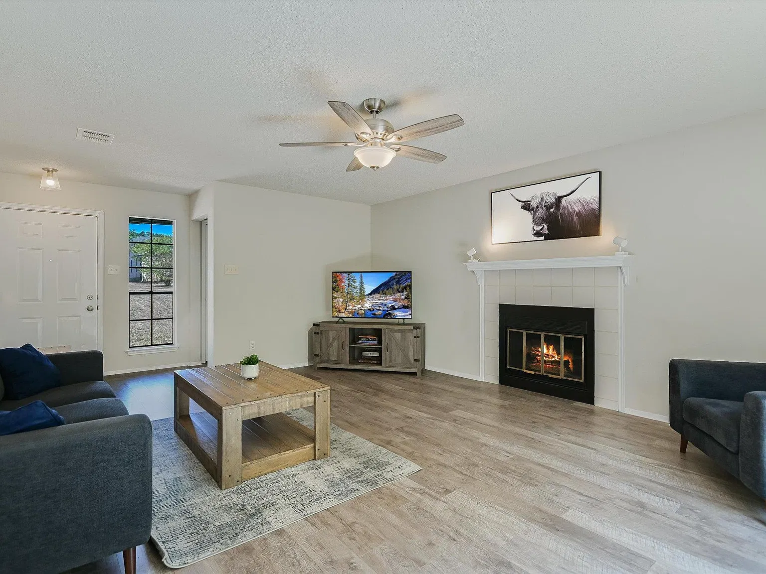 3 bed, 2.5 bath, 1422 sqft, $2,200 — Photo 3